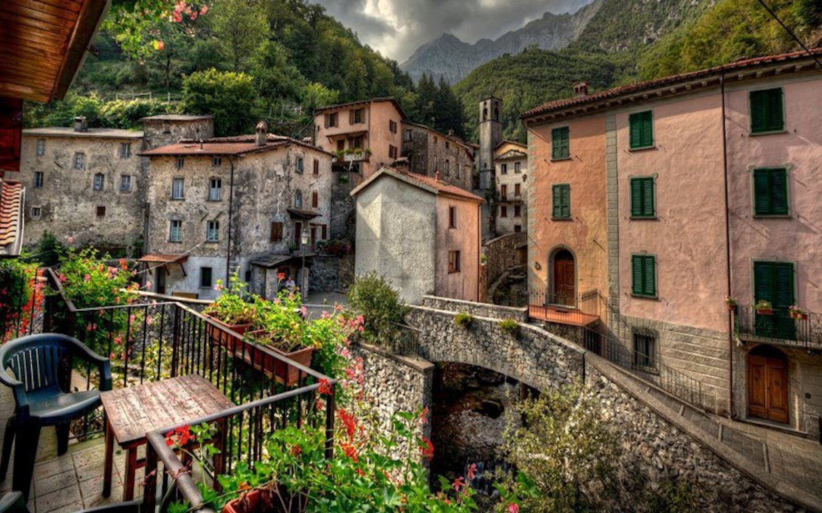1680x1050-Italian-Mountain-Village.jpg