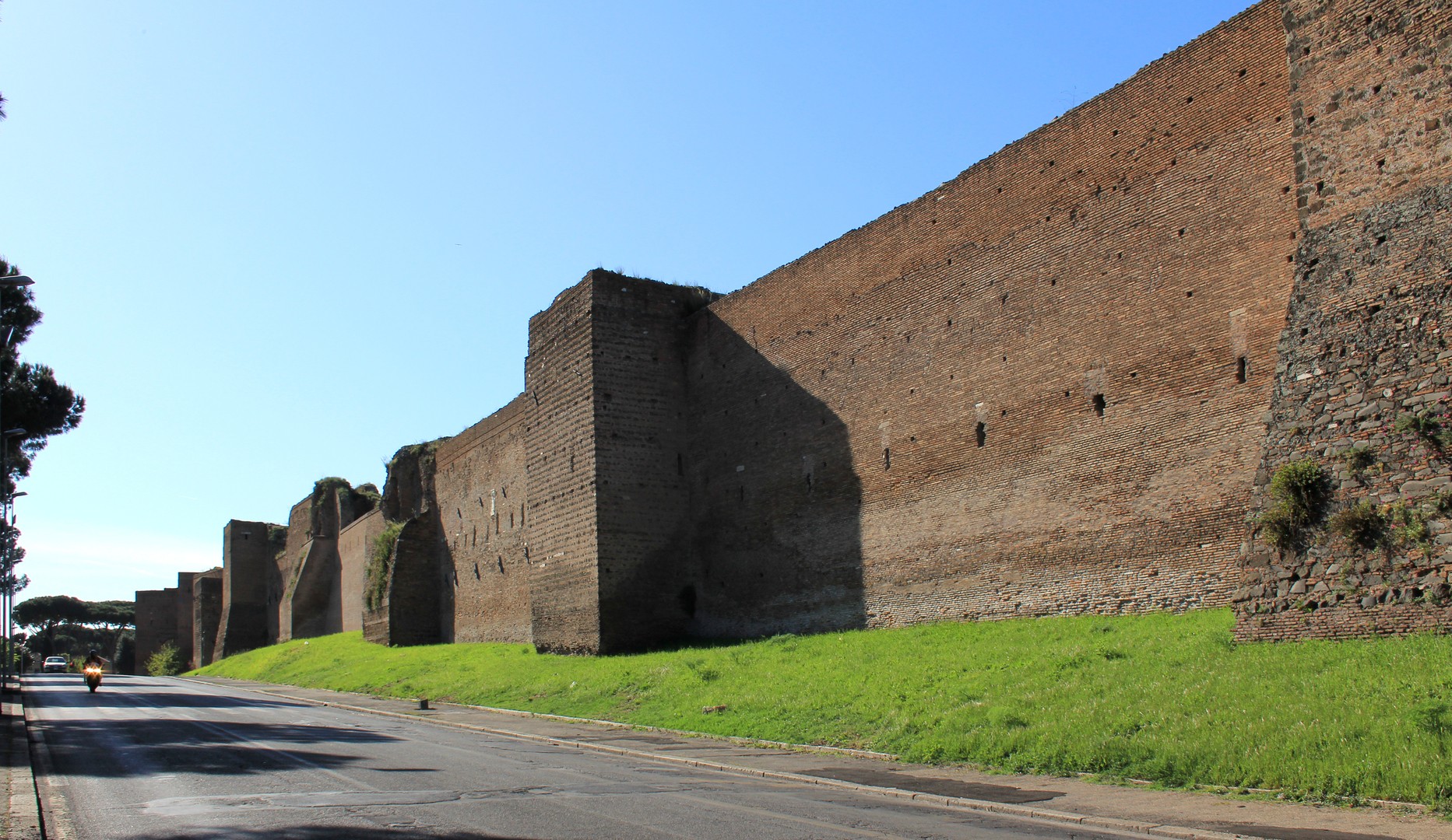 Aurelian_Walls_Rome_2011_1.jpg