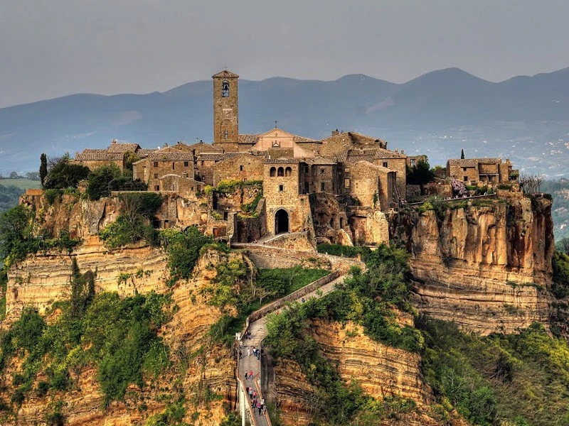 civita-di-bagnoregio.webp