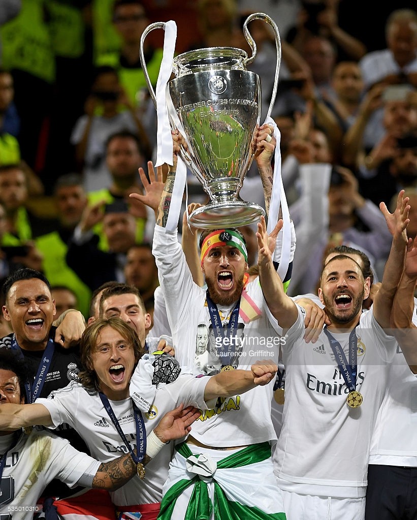 sergio-ramos-of-real-madrid-of-real-madrid-lifts-the-champions-league-picture-id535010310.jpg
