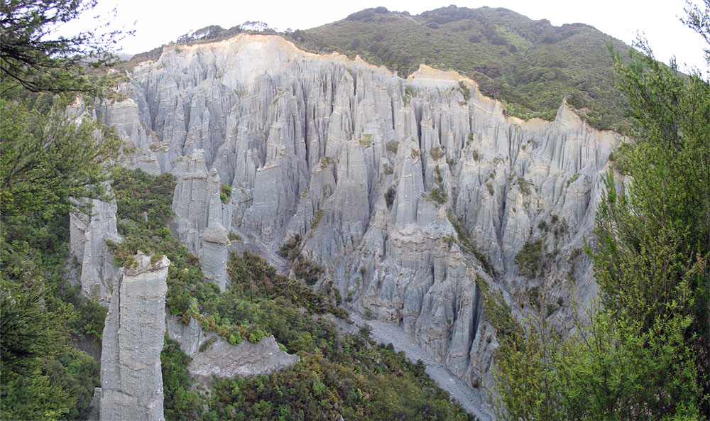 Putangirua_Pinnacles_overview4.jpg