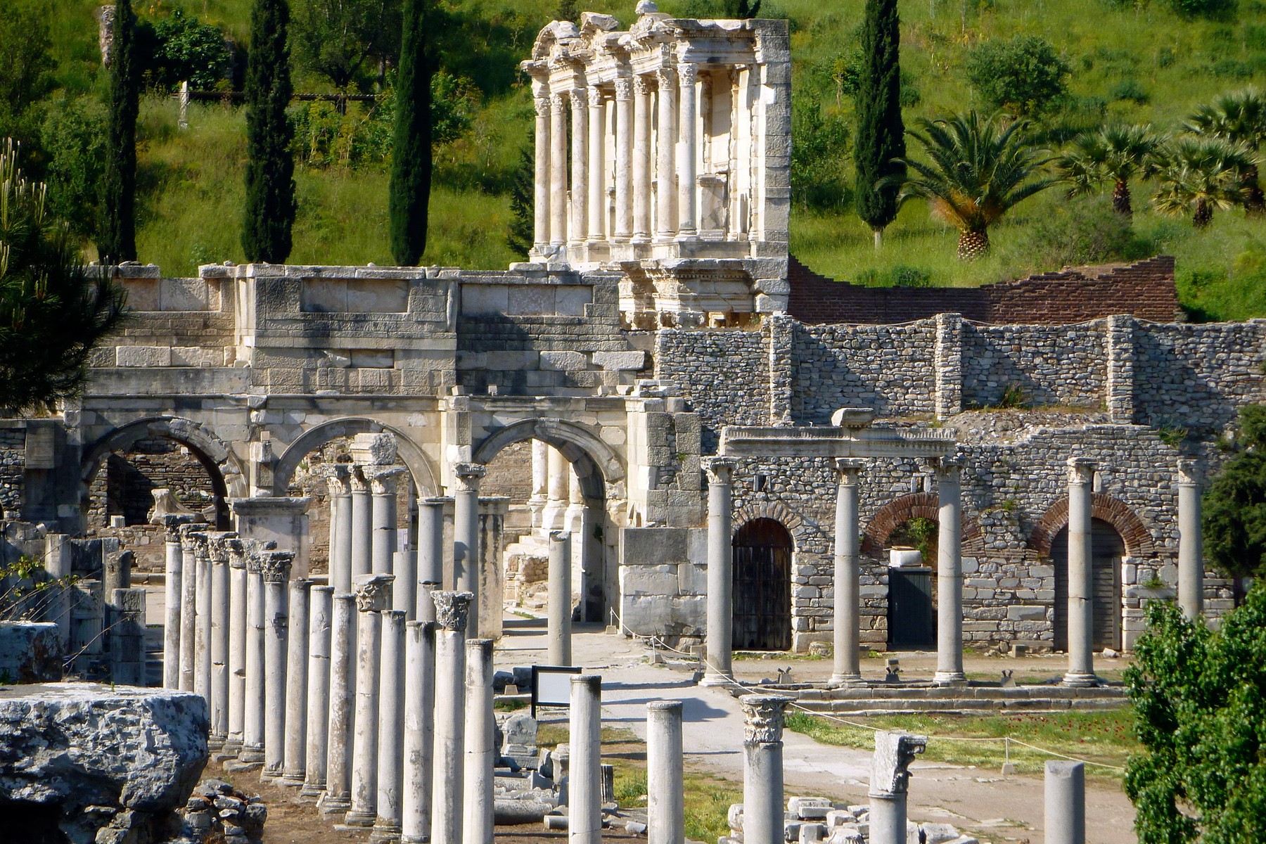 Library_of_Celsus_side_view.jpg