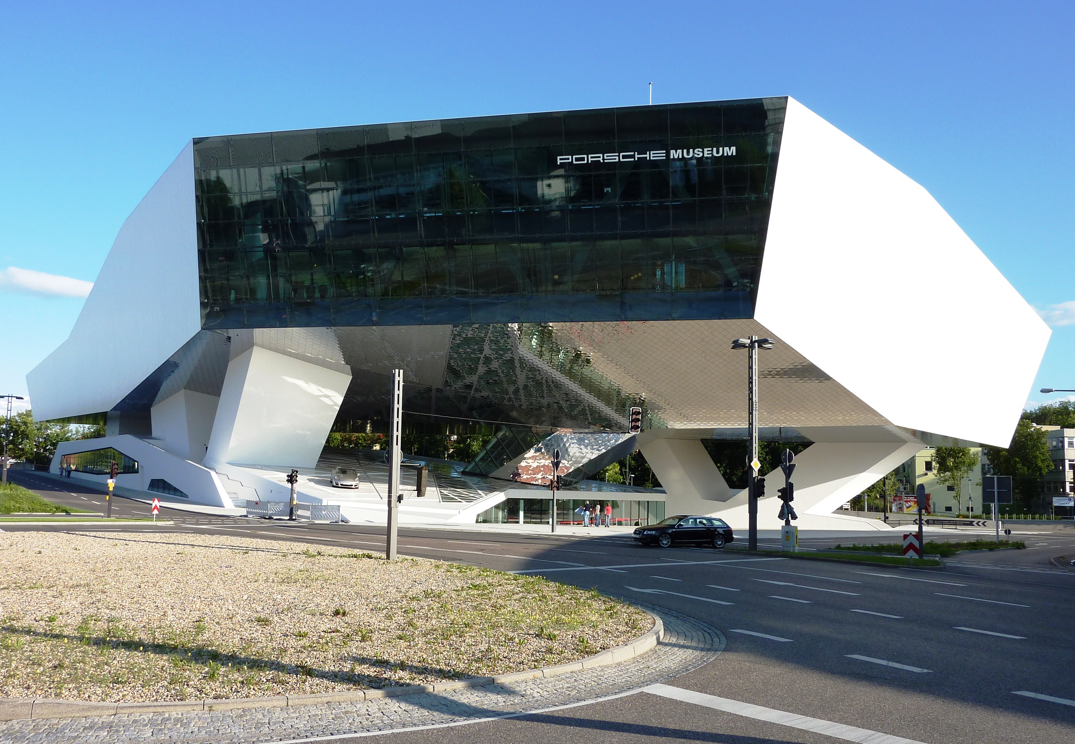 Porsche-Museum_in_summer.JPG